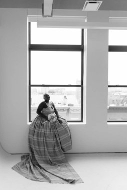 Etnik gelinlik ya da gece giysisi içinde siyah ve büyük beden güzel bir bayan.