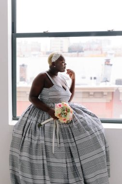 Etnik gelinlik ya da gece giysisi içinde siyah ve büyük beden güzel bir bayan.