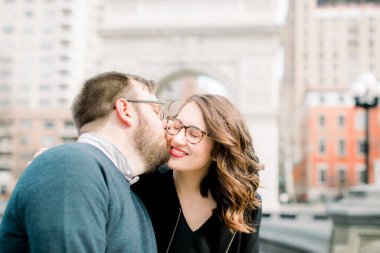 Genç heteroseksüel bir çift New York 'taki Washington Square Park' ta ılık bahar havasının tadını çıkarıyor.