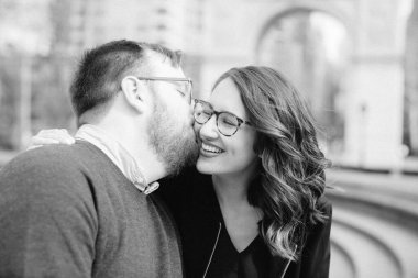 Genç heteroseksüel bir çift New York 'taki Washington Square Park' ta ılık bahar havasının tadını çıkarıyor.