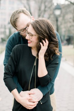 Genç heteroseksüel bir çift New York 'taki Washington Square Park' ta ılık bahar havasının tadını çıkarıyor.