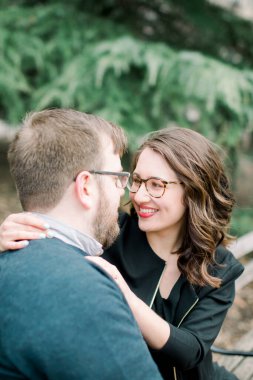 Genç heteroseksüel bir çift New York 'taki Washington Square Park' ta ılık bahar havasının tadını çıkarıyor.