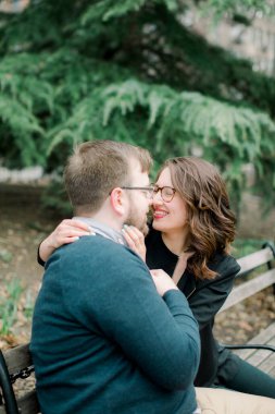 Genç heteroseksüel bir çift New York 'taki Washington Square Park' ta ılık bahar havasının tadını çıkarıyor.
