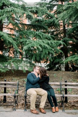 Genç heteroseksüel bir çift New York 'taki Washington Square Park' ta ılık bahar havasının tadını çıkarıyor.