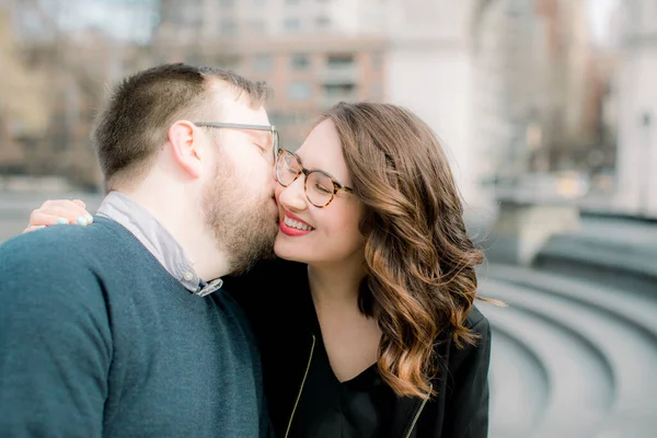 Una Joven Pareja Heterosexual Disfrutando Del Cálido Clima Primaveral Washington —  Fotos de Stock