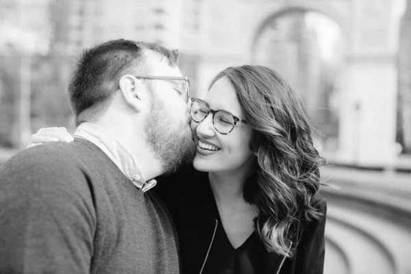 Jovem Casal Heterossexual Desfrutando Clima Quente Primavera Washington Square Park — Fotografia de Stock