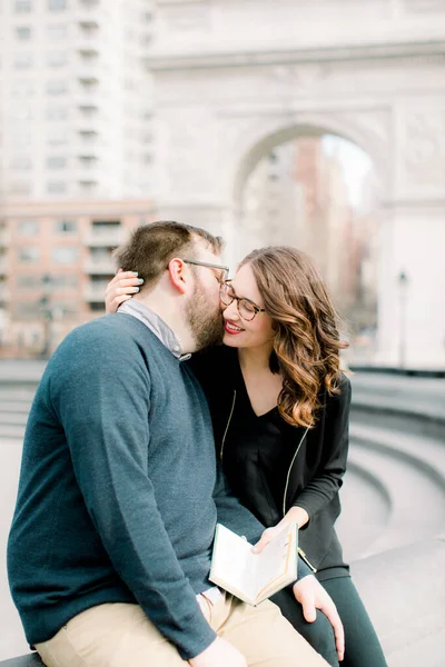 Ett Ungt Heterosexuellt Par Njuter Det Varma Vårvädret Washington Square — Stockfoto