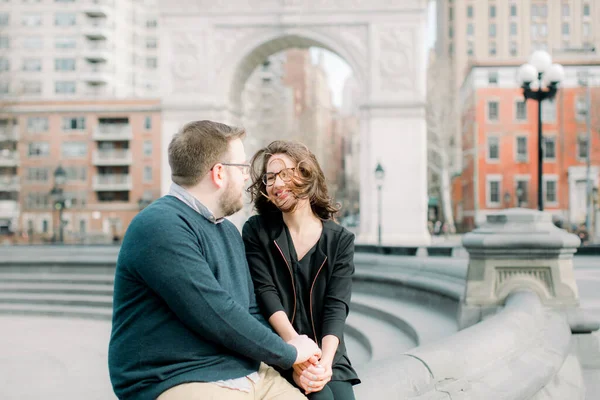 Jovem Casal Heterossexual Desfrutando Clima Quente Primavera Washington Square Park — Fotografia de Stock