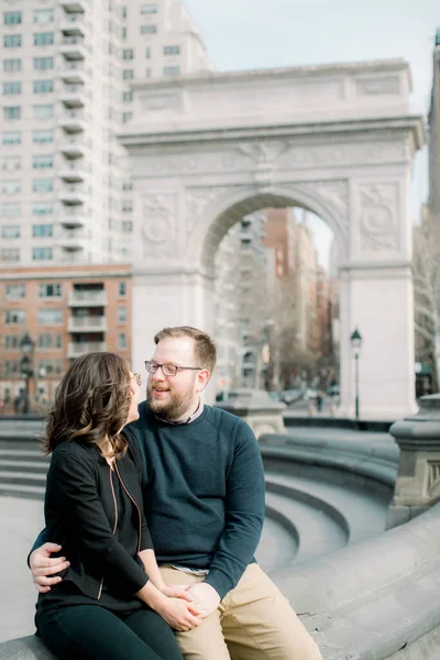 Egy Fiatal Heteroszexuális Pár Élvezi Meleg Tavaszi Időjárást Washington Square — Stock Fotó