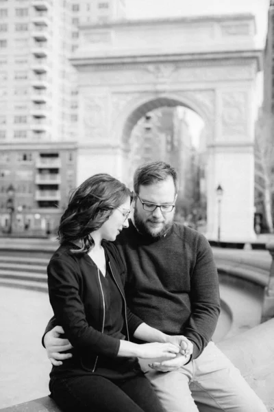 Jovem Casal Heterossexual Desfrutando Clima Quente Primavera Washington Square Park — Fotografia de Stock