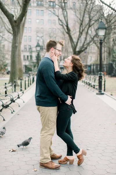 Egy Fiatal Heteroszexuális Pár Élvezi Meleg Tavaszi Időjárást Washington Square — Stock Fotó