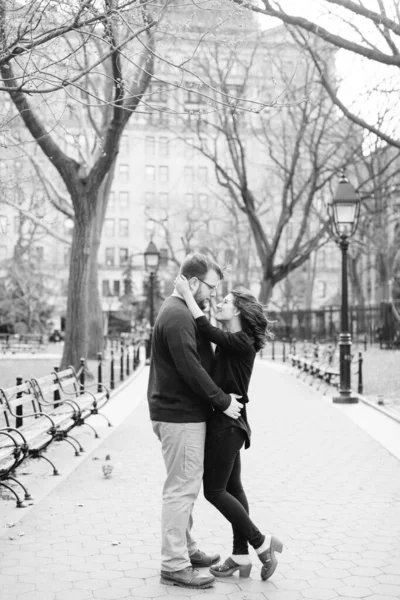 Молодая Гетеросексуальная Пара Наслаждается Теплой Весенней Погодой Парке Вашингтон Сквер — стоковое фото