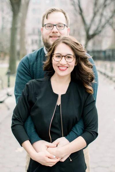 Una Joven Pareja Heterosexual Disfrutando Del Cálido Clima Primaveral Washington —  Fotos de Stock