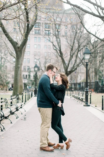 Una Joven Pareja Heterosexual Disfrutando Del Cálido Clima Primaveral Washington — Foto de Stock