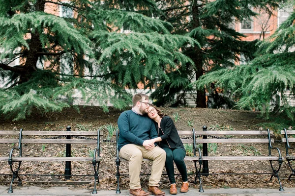 Ett Ungt Heterosexuellt Par Njuter Det Varma Vårvädret Washington Square — Stockfoto