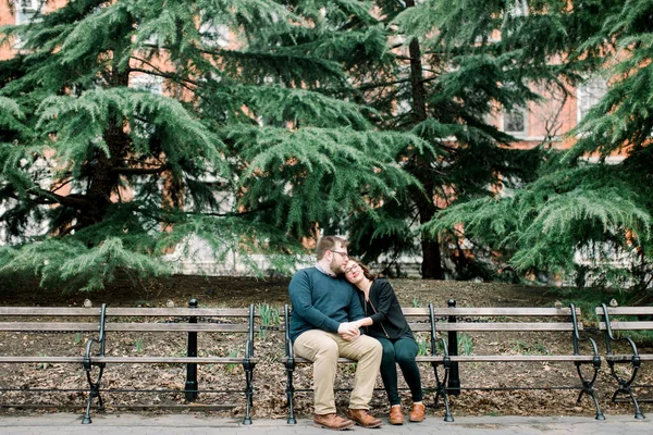 ニューヨークのワシントンスクエアパークで暖かい春の天気を楽しんでいる若い異性のカップル — ストック写真