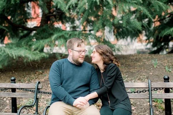 Una Joven Pareja Heterosexual Disfrutando Del Cálido Clima Primaveral Washington — Foto de Stock