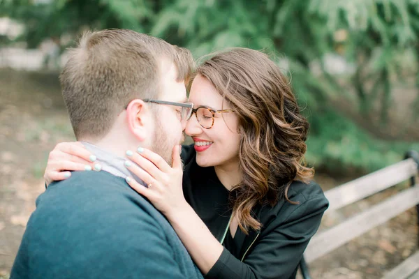 Jovem Casal Heterossexual Desfrutando Clima Quente Primavera Washington Square Park — Fotografia de Stock