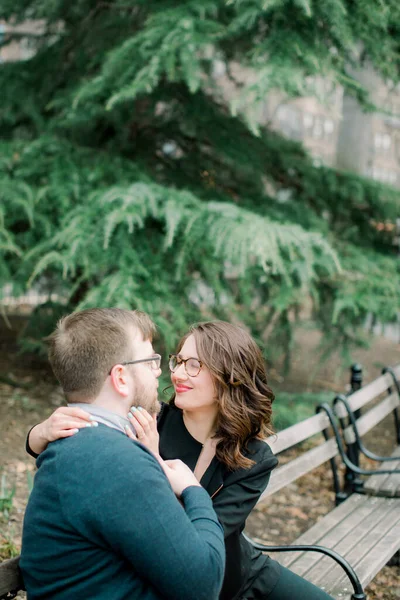 Jovem Casal Heterossexual Desfrutando Clima Quente Primavera Washington Square Park — Fotografia de Stock