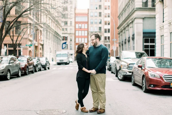 Hombre Una Mujer Tomados Mano Besándose Entorno Urbano — Foto de Stock