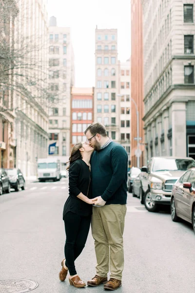 Egy Férfi Egy Kéz Kézben Csókolóznak Egy Városi Környezetben — Stock Fotó