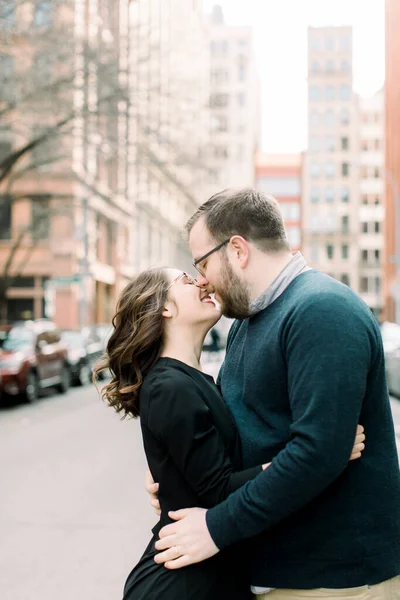 都市部で手を取りキスをする男と女 — ストック写真