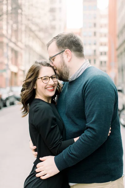 Hombre Una Mujer Tomados Mano Besándose Entorno Urbano — Foto de Stock