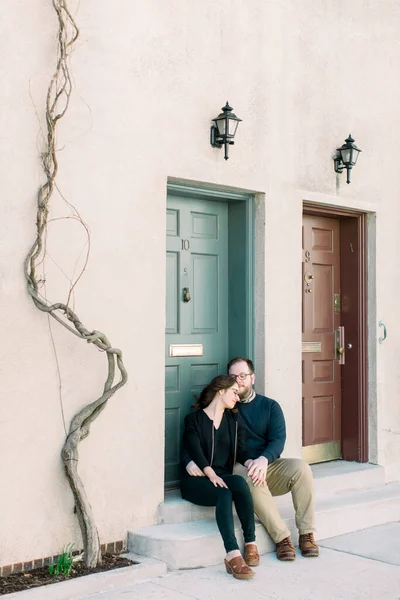 Una Joven Pareja Casada Sentada Porche Nueva Casa — Foto de Stock