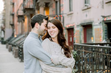 New York 'un West Village caddesinde genç bir çift arasında romantik bir an.
