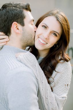 Güzel beyaz bir çift gülümsüyor, sarılıyor ve New York ziyaretlerinde eğleniyorlar.