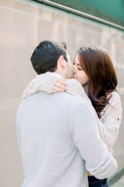 Güzel beyaz bir çift gülümsüyor, sarılıyor ve New York ziyaretlerinde eğleniyorlar.