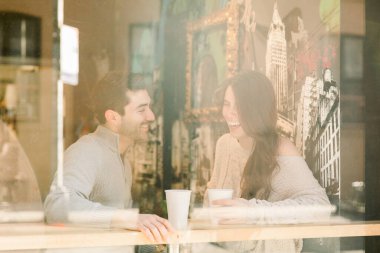 Güzel beyaz bir çift gülümsüyor, sarılıyor ve New York ziyaretlerinde eğleniyorlar.