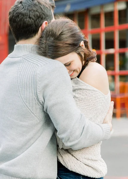 Una Hermosa Pareja Caucásica Detiene Abrazo Íntimo Entorno Urbano —  Fotos de Stock