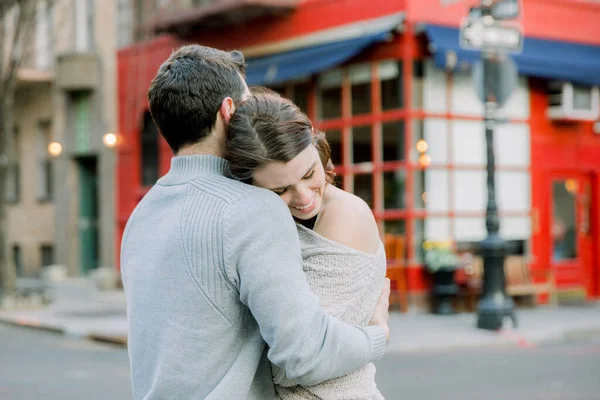美しい白人のカップルはまだ都市の環境で親密な抱擁に立っています — ストック写真