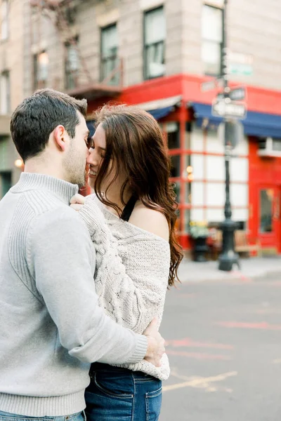 美しい白人のカップルはまだ都市の環境で親密な抱擁に立っています — ストック写真