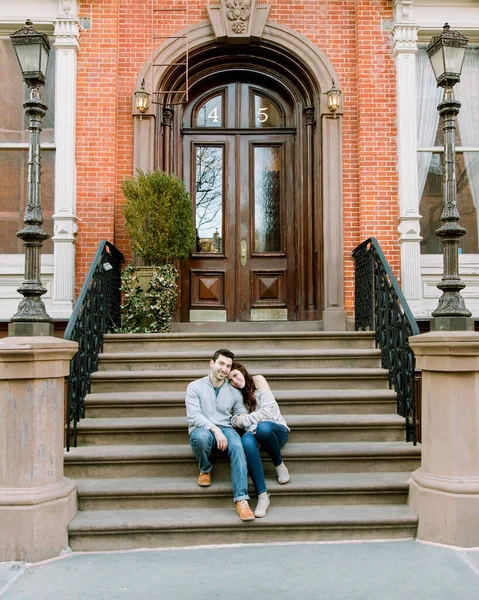 Una Pareja Cozied Para Arriba Los Pasos Una Casa Con — Foto de Stock