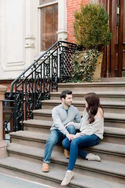 Una Pareja Sentada Los Escalones Una Piedra Marrón Nueva York —  Fotos de Stock