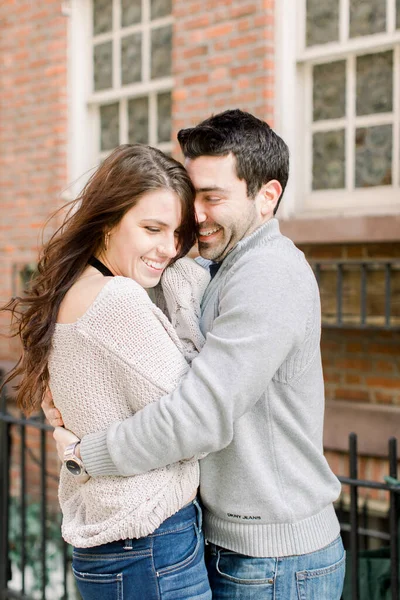 Belo Casal Caucasiano Sorrindo Abraçando Divertindo Sua Visita Nova York — Fotografia de Stock