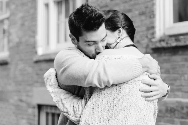 Una Hermosa Pareja Caucásica Sonriendo Abrazándose Divirtiéndose Visita Nueva York — Foto de Stock