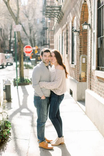 Beautiful Caucasian Couple Smiling Hugging Having Fun Visit Nyc — Stock Photo, Image