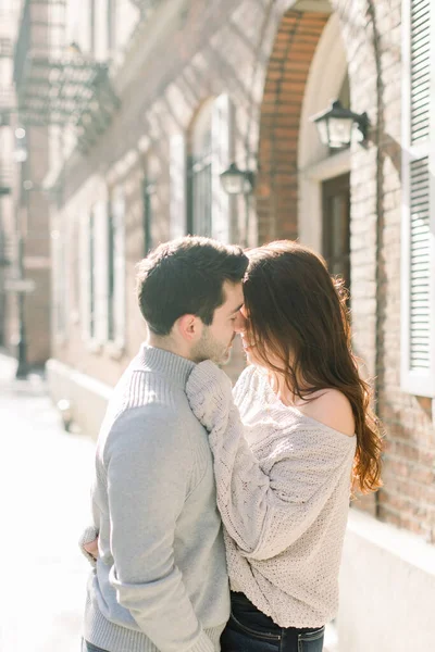 Una Hermosa Pareja Caucásica Sonriendo Abrazándose Divirtiéndose Visita Nueva York —  Fotos de Stock