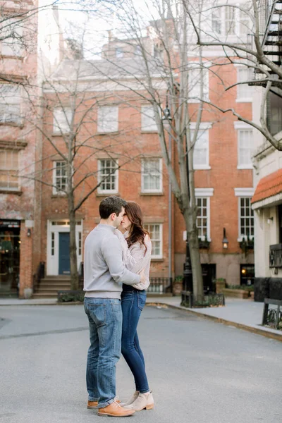 Una Hermosa Pareja Caucásica Sonriendo Abrazándose Divirtiéndose Visita Nueva York —  Fotos de Stock