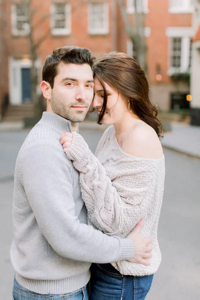 Una Hermosa Pareja Caucásica Sonriendo Abrazándose Divirtiéndose Visita Nueva York —  Fotos de Stock