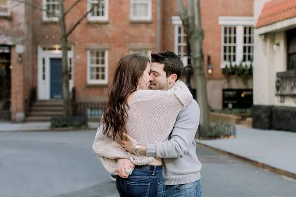 Una Hermosa Pareja Caucásica Sonriendo Abrazándose Divirtiéndose Visita Nueva York — Foto de Stock