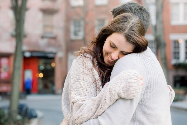 美しい白人のカップルは ニューヨークへの訪問に笑顔で 抱きかかえ 楽しんでいます — ストック写真