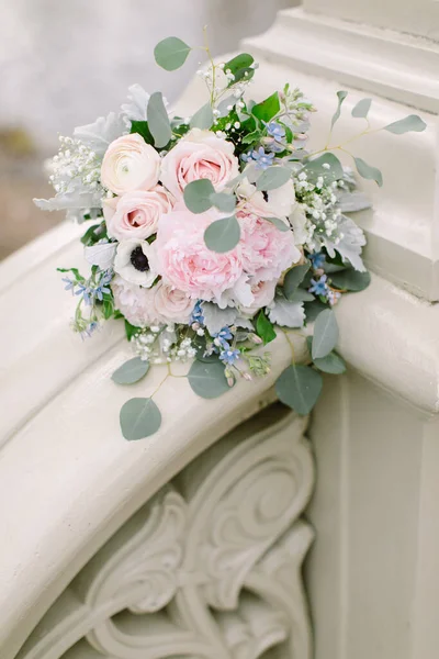 浪漫的 有机的新娘花束 由浅色的花朵制成 如粉色的小牡丹 白色的茴香 婴儿呼吸和桉树枝条 — 图库照片