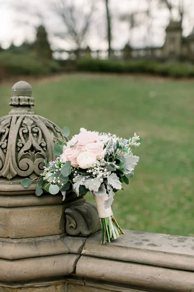 Romantiske Organiske Brudebuketter Laget Lyse Blomsterfarger Som Små Rosa Peoner – stockfoto