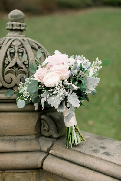 Bouquet Nupcial Romântico Orgânico Feito Flores Cor Clara Como Peônias Imagens De Bancos De Imagens Sem Royalties