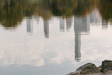 Alacakaranlık çöktüğünde binalar gölün durgun sularına yansıyarak doğada sakin bir atmosfer yaratıyor..