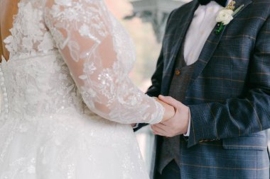 Çiftler gün batımında çiçeklerle çevrili romantik bir ortamda el ele tutuşup yemin ederler..